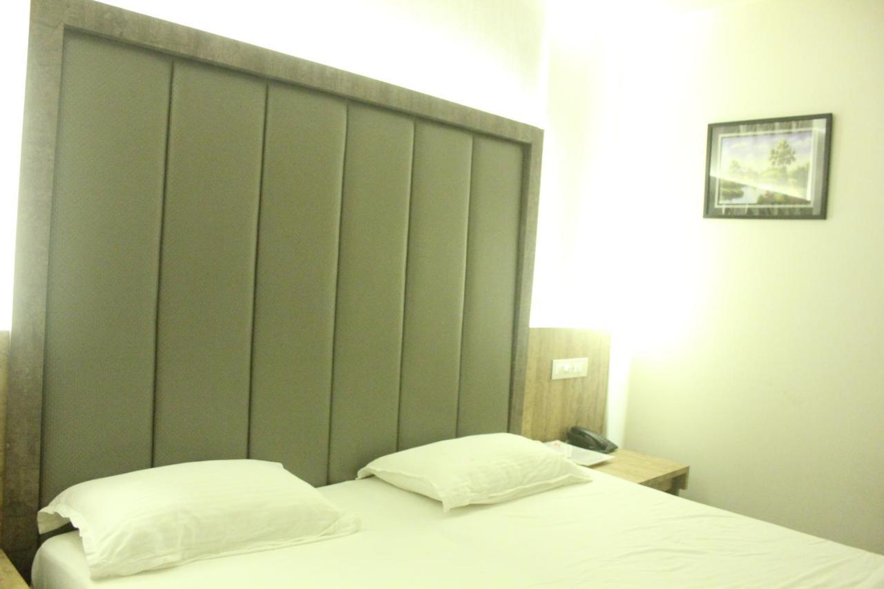 Hotel Nimantran Navi Mumbai Esterno foto