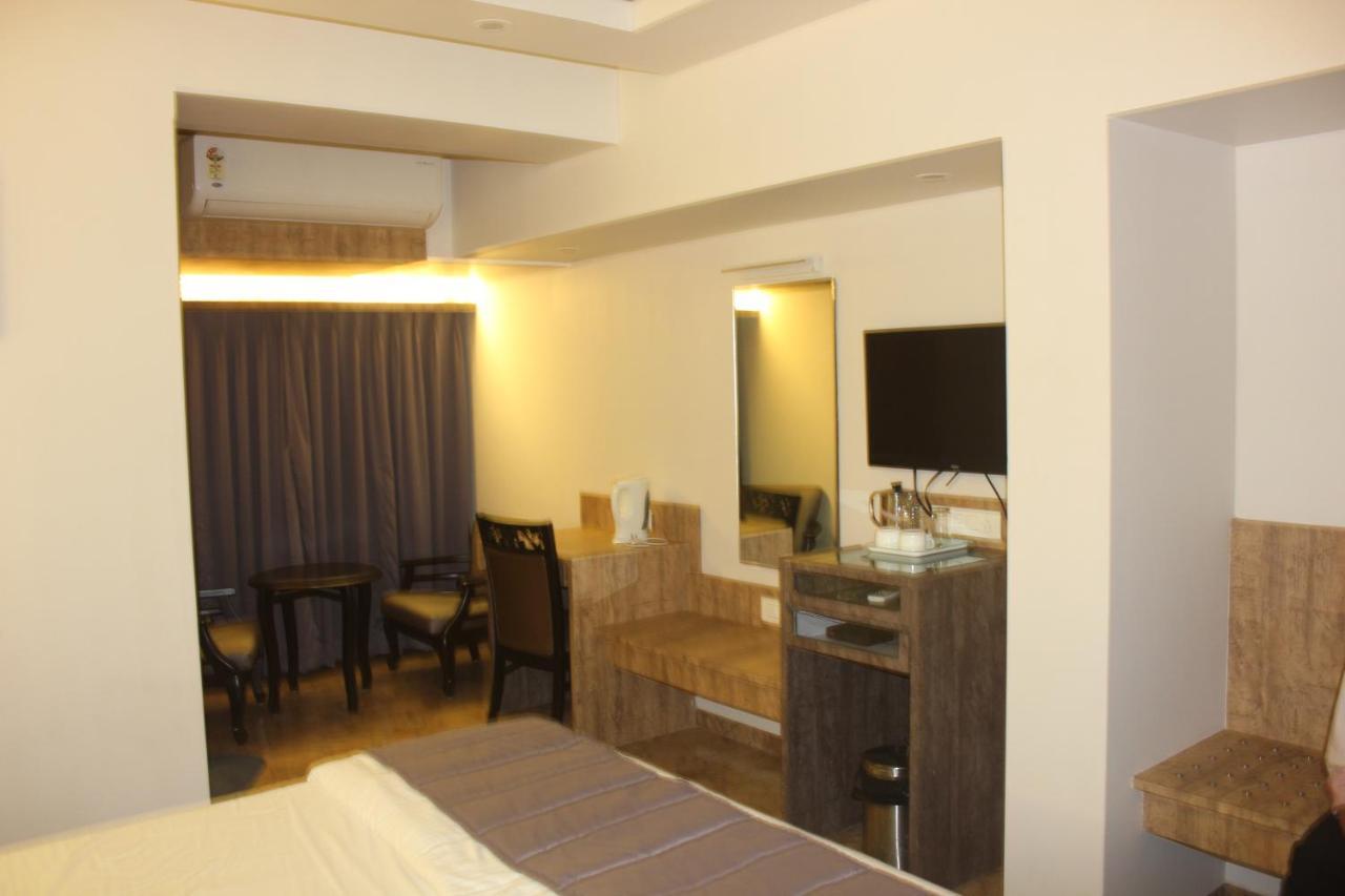 Hotel Nimantran Navi Mumbai Esterno foto